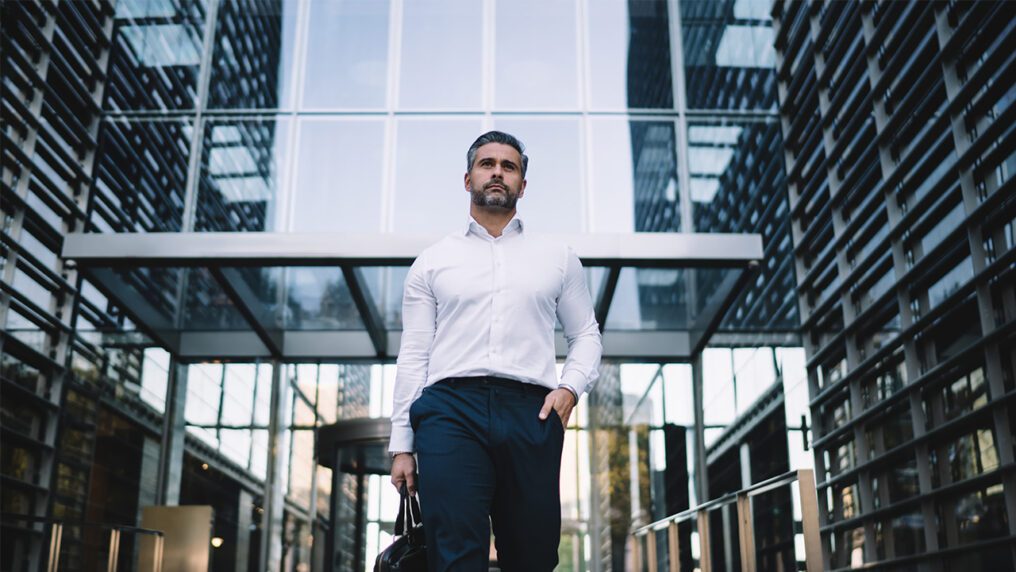 Mediator helping business partners in early-stage conflict resolution