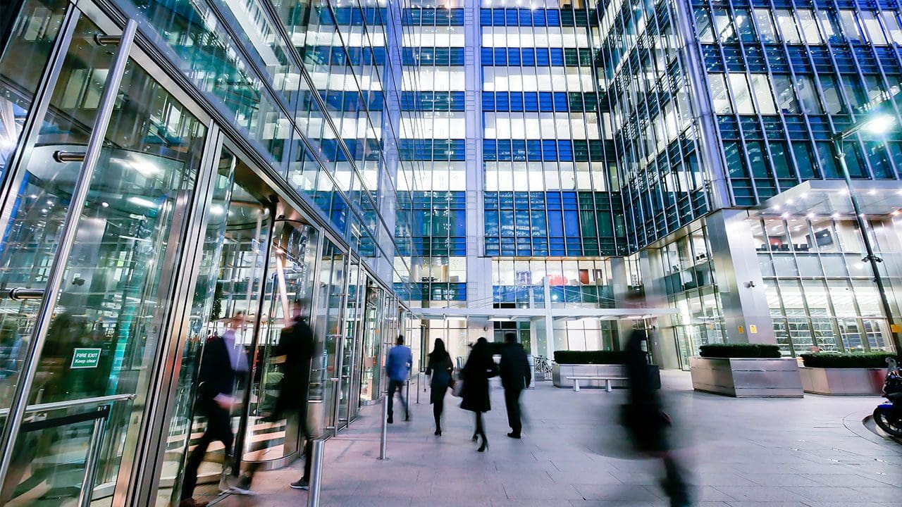 Mediator helping business partners in early-stage conflict resolution